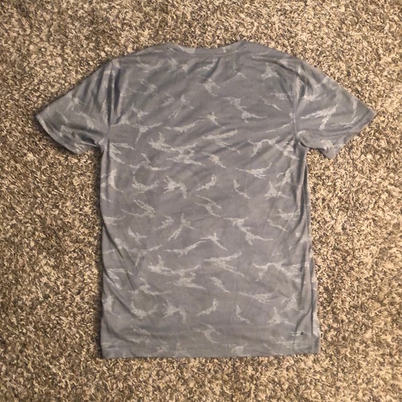 Old Navy Active Go-Dry T-shirt - Picture 2 of 3